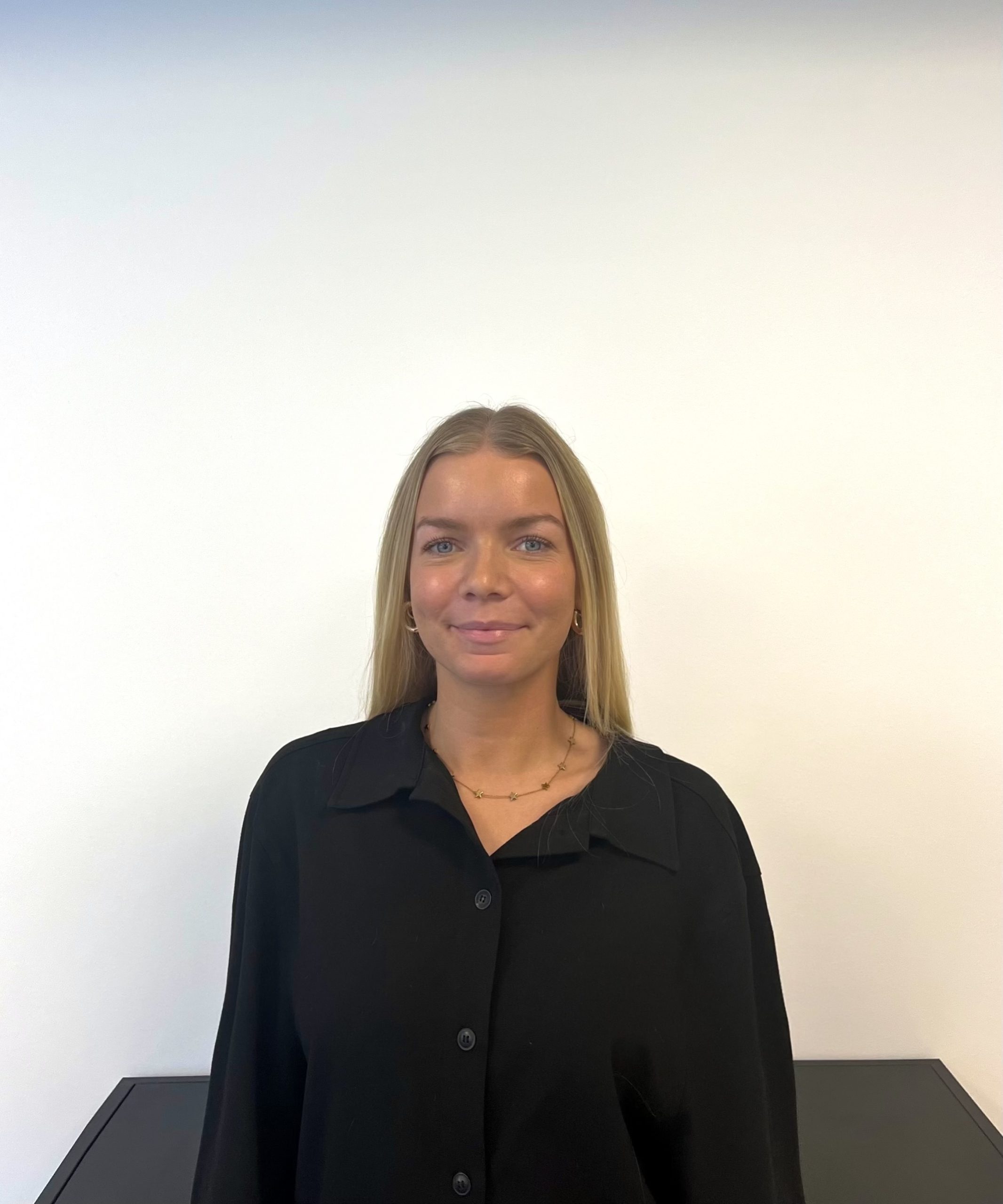 En bild på Sofia Karlholm med svart tröja. 